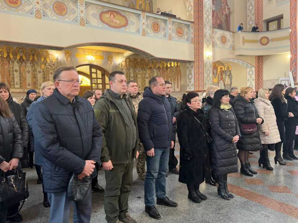 Україна стоїть! Україна бореться! Україна молиться!